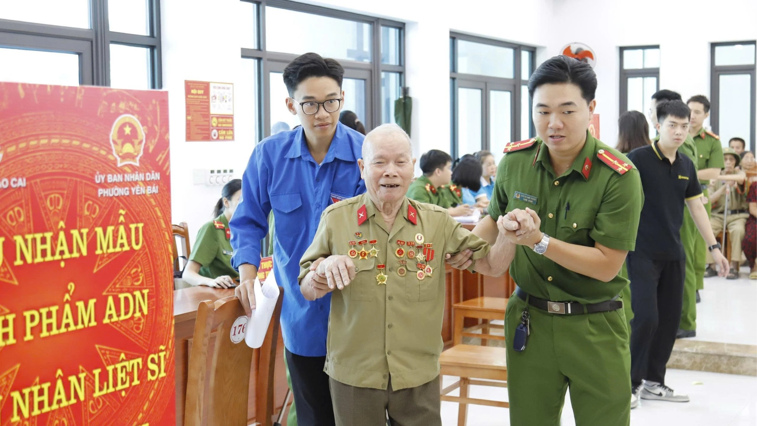 can-bo-chien-sy-cong-an-va-doan-vien-ho-tro-cac-than-nhan-gia-yeu-9606.jpg