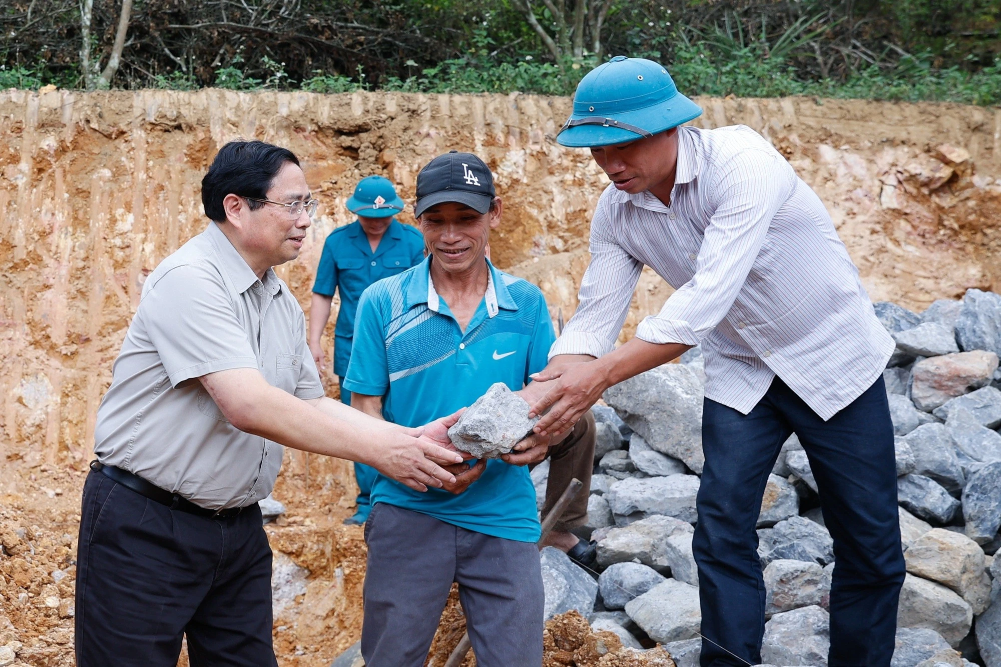 Thủ tướng Phạm Minh Chính tham gia khởi công xây nhà mới cho một số hộ gia đình có hoàn cảnh khó khăn trên địa bàn huyện Đà Bắc, tỉnh Hòa Bình.