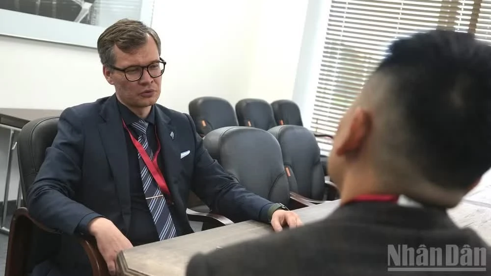 Ông Evgeny Vlasov trả lời phỏng vấn phóng viên Báo Nhân Dân.