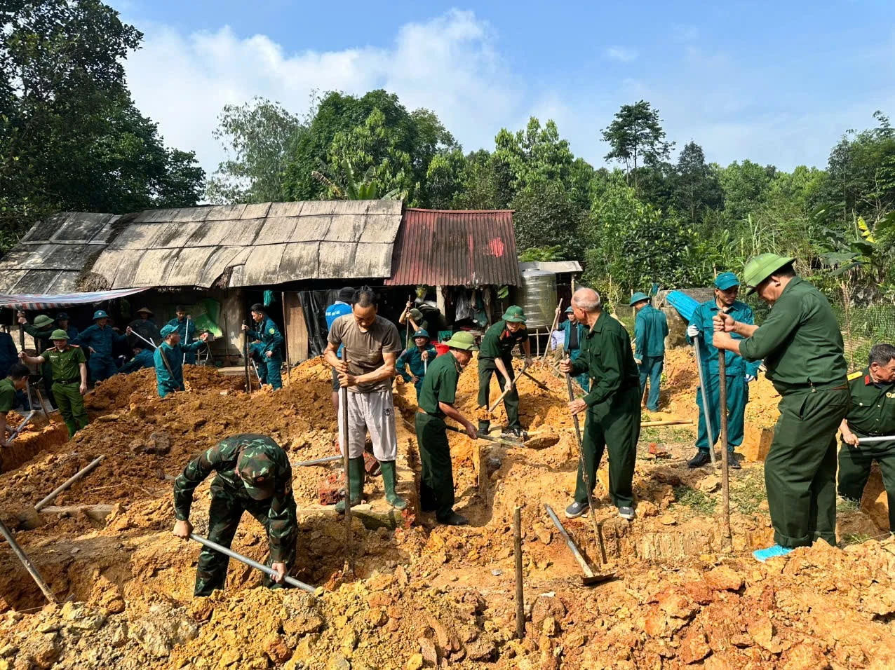 cac-luc-luong-phuong-au-lau-ho-tro-nhan-dan-dao-mong-xay-dung-nha-o-kien-co-anh-thanh-nghi.jpg