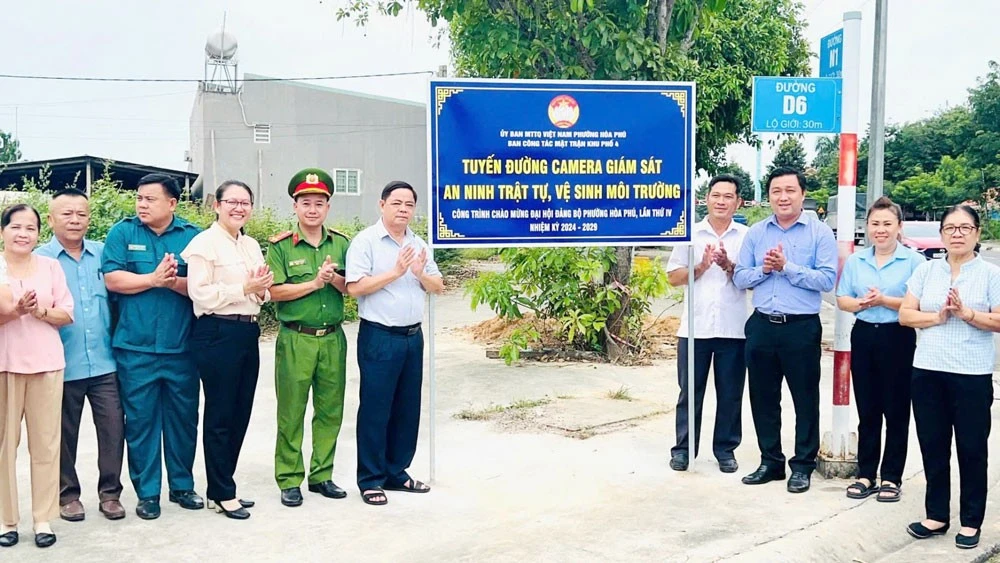 Lãnh đạo phường Hòa Phú và các đoàn thể tổ chức ra mắt “Tuyến đường camera giám sát an ninh”.