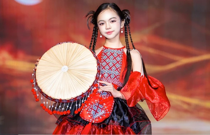 Bộ sưu tập lấy cảm hứng từ vẻ đẹp của hoa rừng Tây Bắc, kết hợp các họa tiết thổ cẩm.