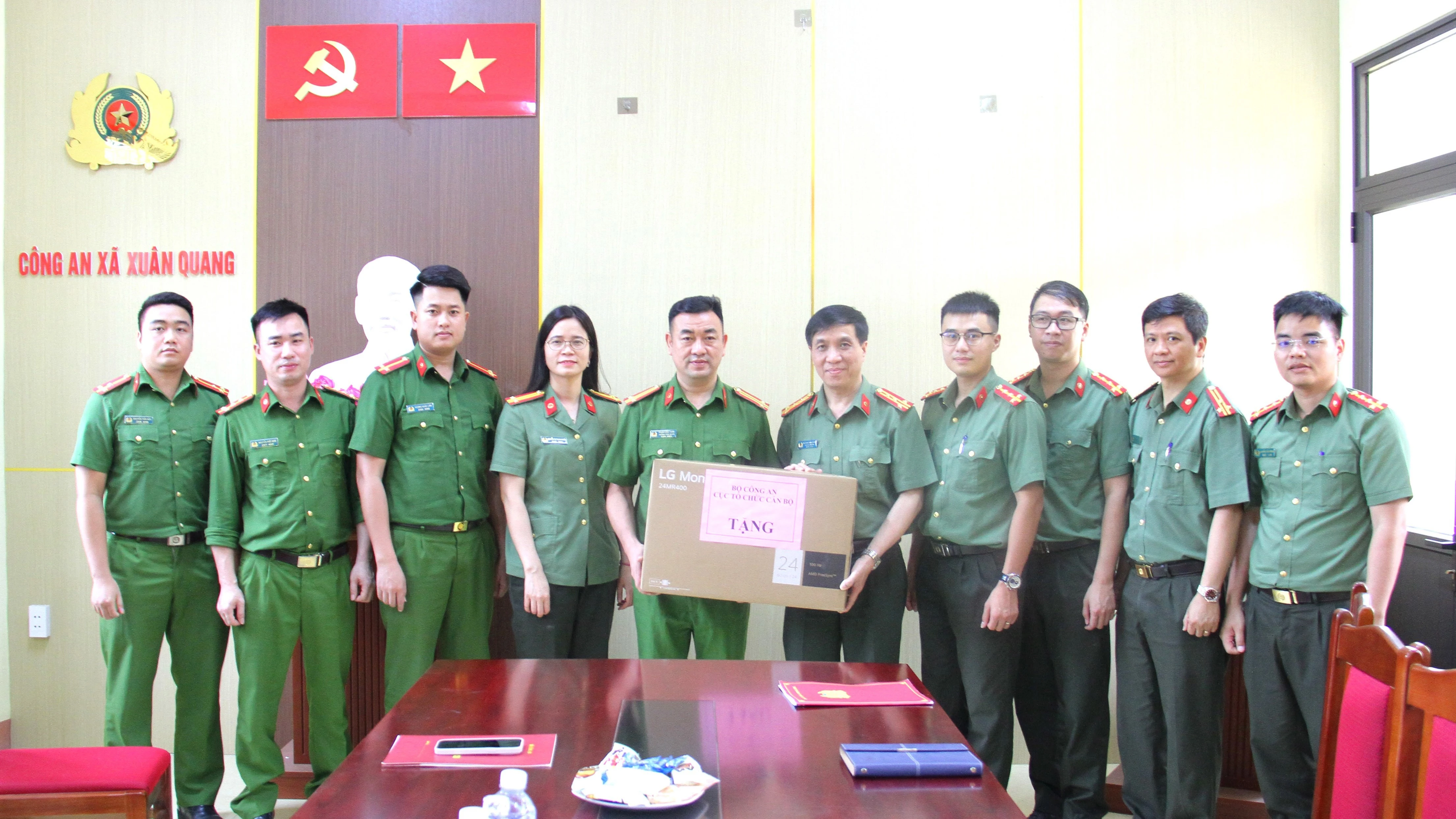 dai-ta-nguyen-tuan-duong-pho-cuc-truong-cuc-to-chuc-can-bo-bo-cong-an-cung-doan-cong-tac-trao-qua-01-bo-may-tinh-cho-cong-an-xa-xuan-quang-huyen-bao-thang-tinh-lao-cai.jpg
