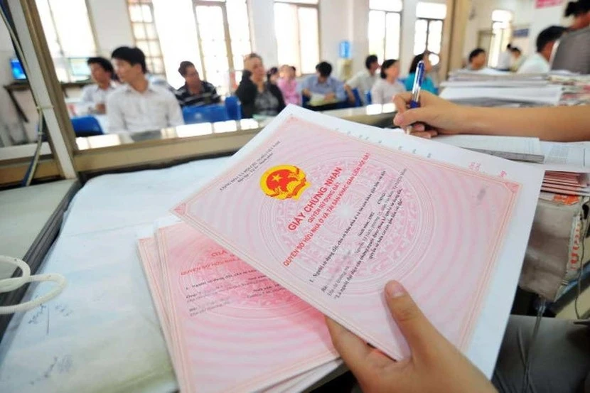 Chính phủ yêu cầu giữ nguyên quy định công chứng khi chuyển nhượng bất động sản tại Luật Đất đai sửa đổi.
