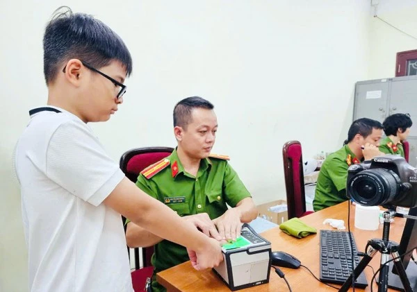 Cùng với nỗ lực xây dựng công dân số của Bộ Công an, các bộ, ngành cần phải gấp rút số hóa các cơ sở dữ liệu quốc gia, cơ sở dữ liệu chuyên ngành để phục vụ chính quyền hai cấp.
