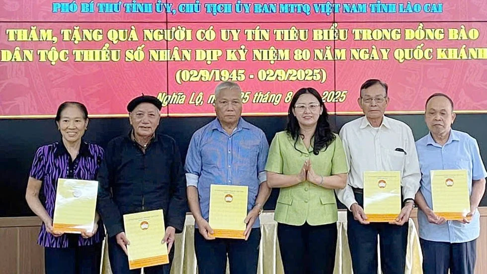 dong-chi-giang-thi-dung-pho-bi-thu-tinh-uy-chu-tich-uy-ban-mttq-viet-nam-tinh-lao-cai-tang-qua-cho-nguoi-co-uy-tin.jpg