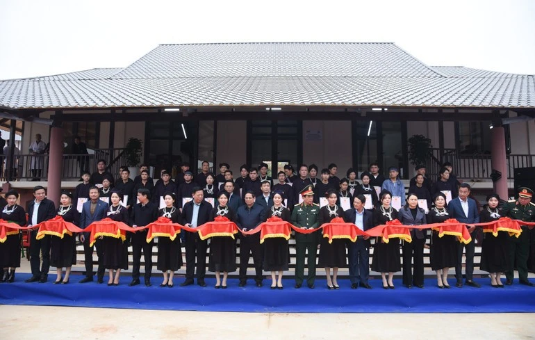 Thủ tướng Phạm Minh Chính và các đại biểu cắt băng khánh thành dự án tái thiết thôn Làng Nủ, thôn Nậm Tông và thôn Kho Vàng.