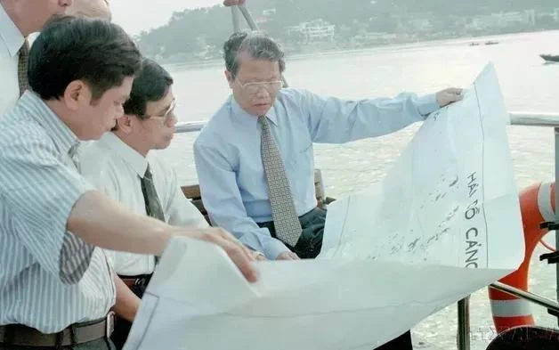 Chủ tịch nước Trần Đức Lương kiểm tra quy hoạch Vịnh Hạ Long, nhằm đảm bảo phát triển kinh tế và bảo vệ cảnh quan môi trường (15/10/1997).