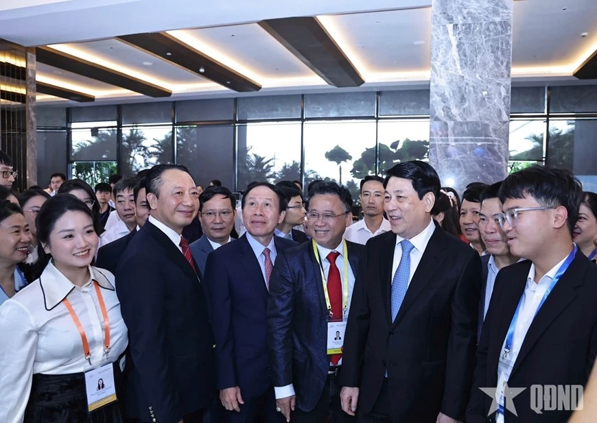 Chủ tịch nước Lương Cường và các đại biểu tham quan các gian hàng triển lãm giới thiệu về văn hóa và đặc sản địa phương của thành phố Hải Phòng.