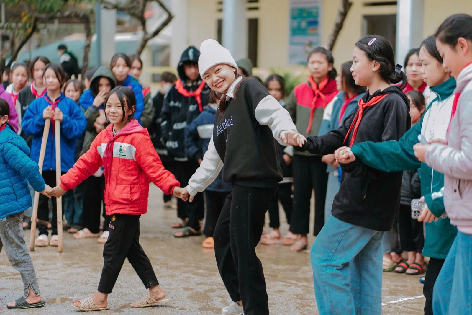 Chị Hoàng Phúc không giấu nổi niềm vui khi chơi đùa cùng các em nhỏ.
