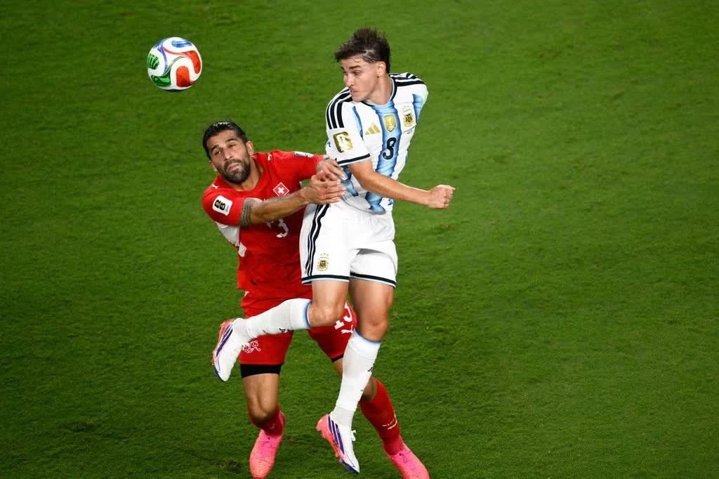 Argentina đã chơi dồn ép đối thủ trở lại, họ đang nỗi lực tìm kiếm bàn thắng vượt lên. Ảnh: Tiền phong