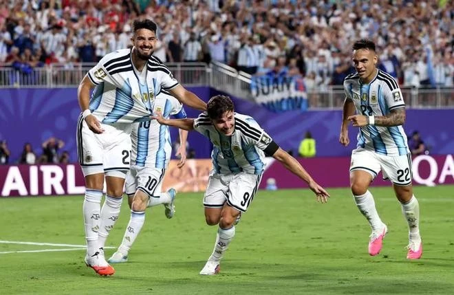 Julian Alvarez (số 9) ghi bàn thắng đưa Argentina vượt lên - Ảnh: FIFA