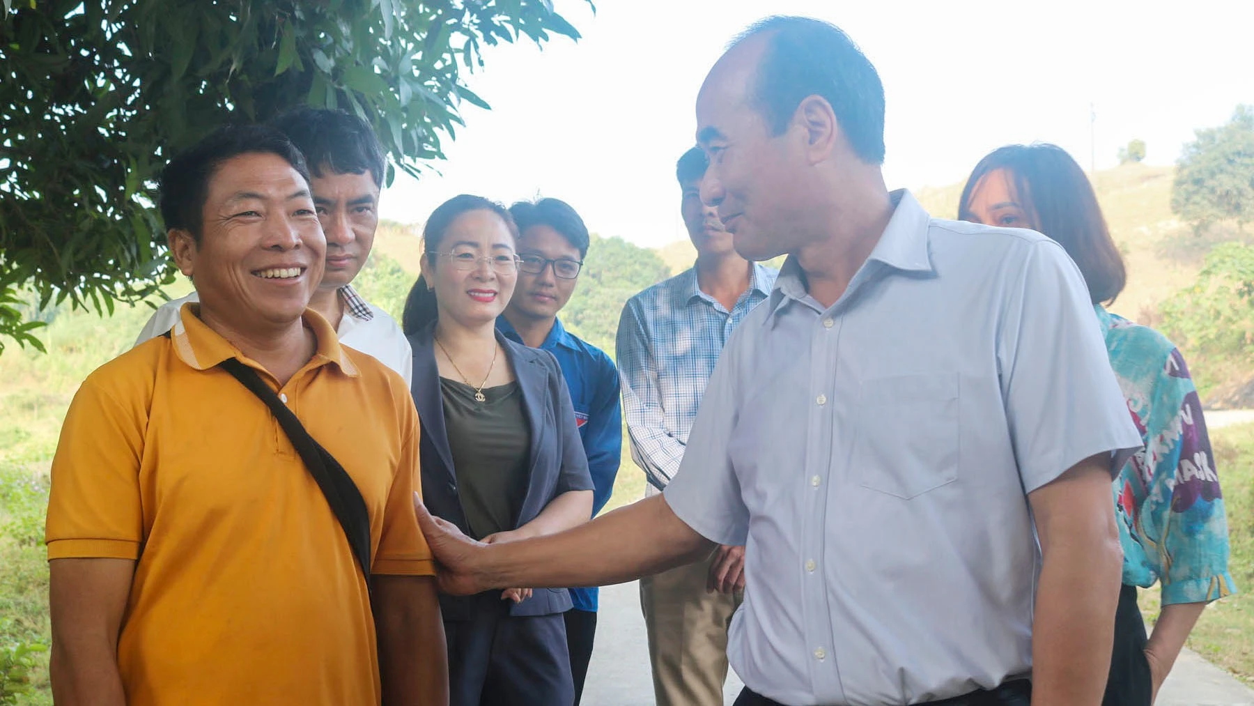 tham-hoi-dong-vien-cac-ho-dan-khu-vuc-lang-thanh-nien-lap-nghiep-trinh-tuong.jpg