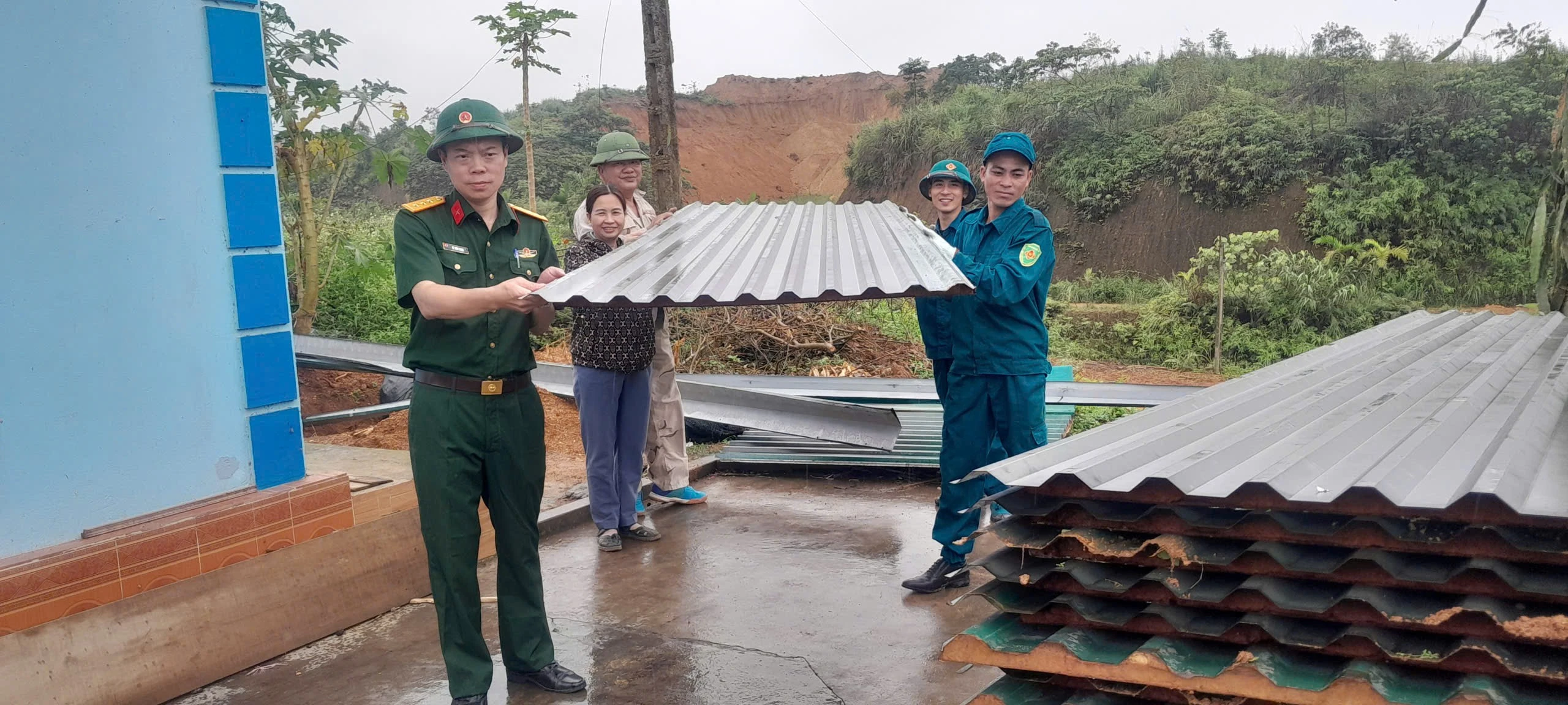 can-bo-ban-chi-huy-quan-su-phuong-au-lau-phoi-hop-voi-cac-luc-luong-van-chuyen-vat-lieu-ho-tro-nhan-dan-trong-dien-gpmb-anh-thanh-nghi.jpg