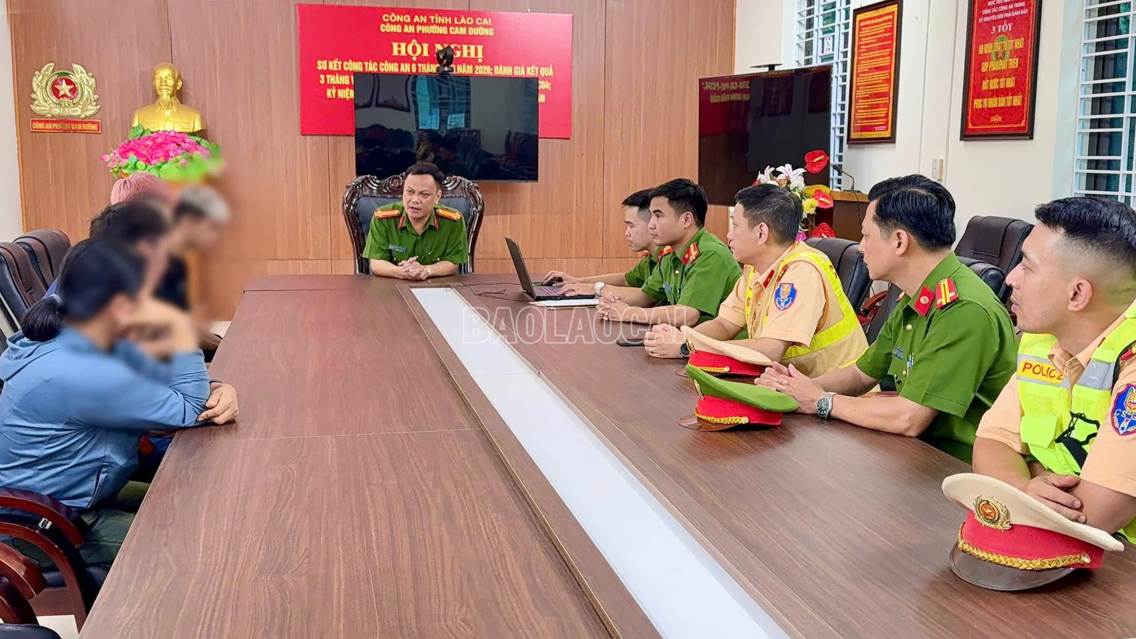 baolaocai-c_cong-an-phuong-cam-duong-va-phong-csgt-cong-an-tinh-lao-cai-trieu-tap-2-thieu-nien-va-nguoi-giam-ho-den-lam-viec.jpg
