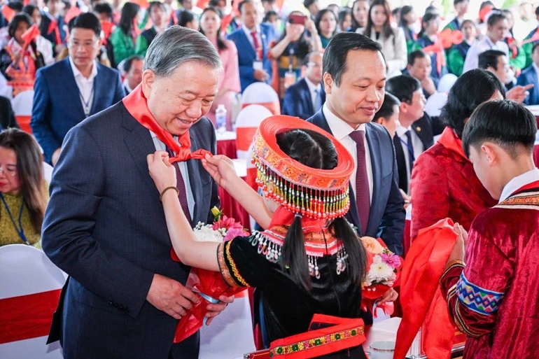 Tổng Bí thư Tô Lâm với các cháu học sinh.