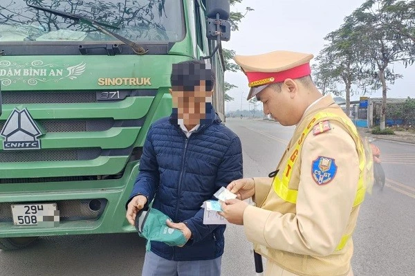 CSGT kiểm tra giấy tờ lái xe và phương tiện vi phạm chở cát quá tải. (Ảnh minh họa)