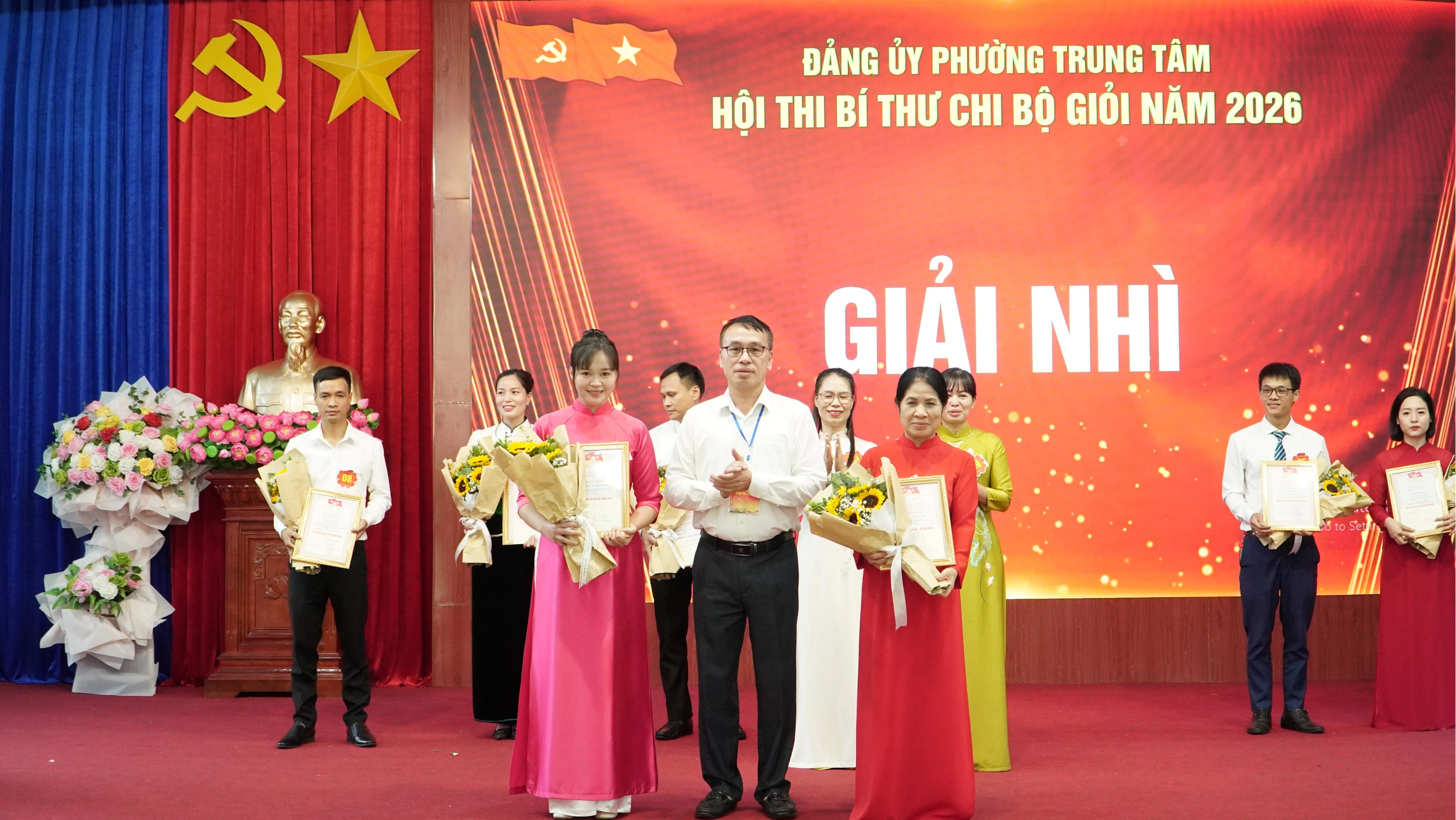 trao-giai-nhi-cho-cac-thi-sinh-tai-hoi-thi-bi-thu-chi-bo-gioi-phuong-trung-tam-nam-2026-2786.jpg