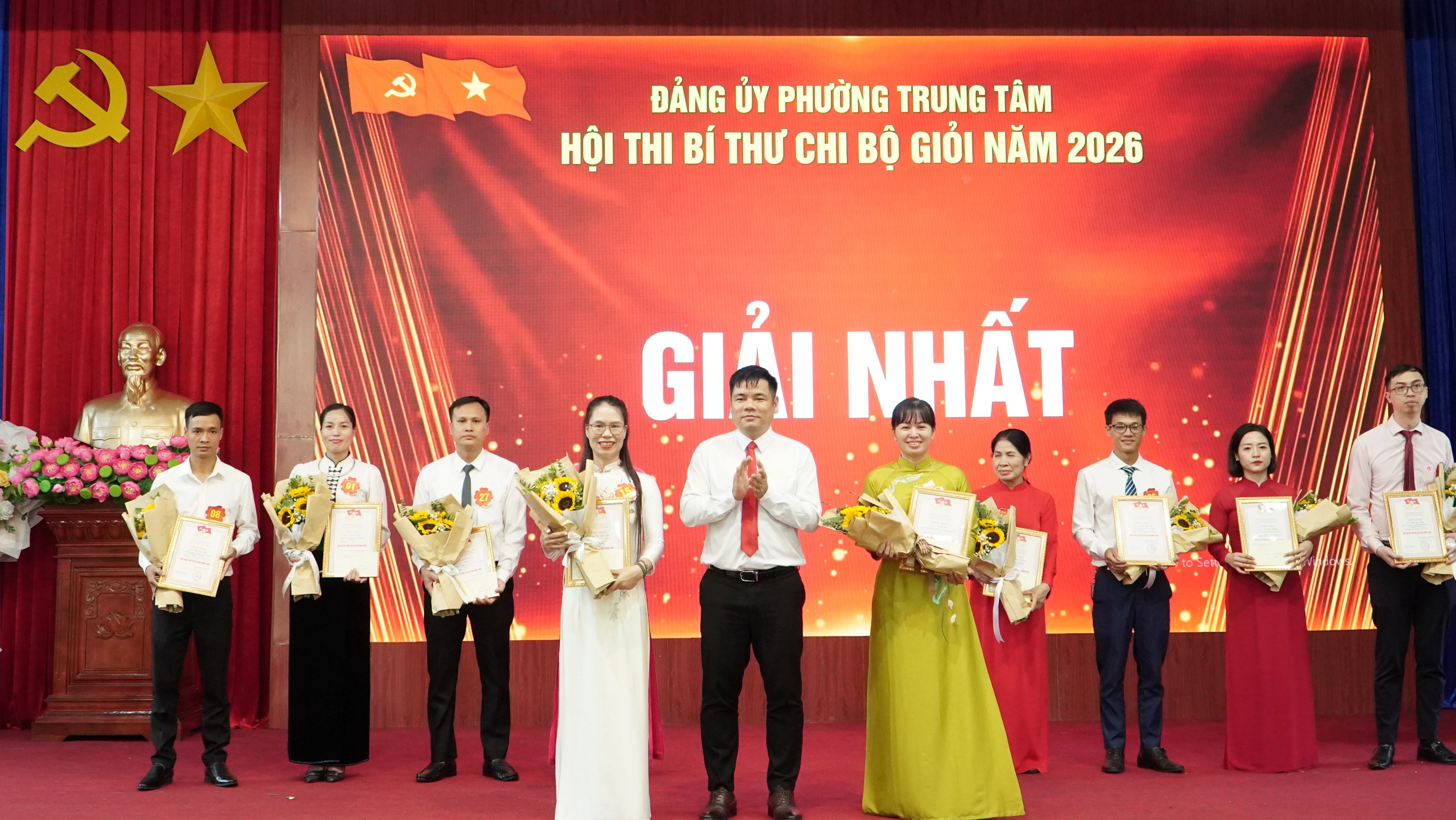 trao-giai-nhat-cho-thi-sinh-dat-thanh-tich-cao-nhat-tai-vong-chung-khao-hoi-thi-8097.jpg