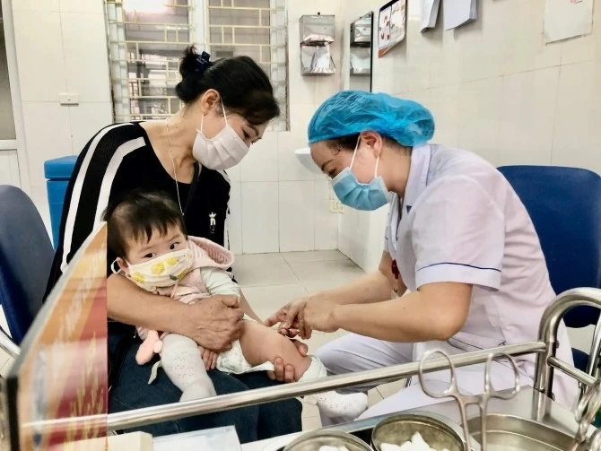 Tiêm vaccine sởi cho trẻ để đảm bảo miễn dịch phòng bệnh.