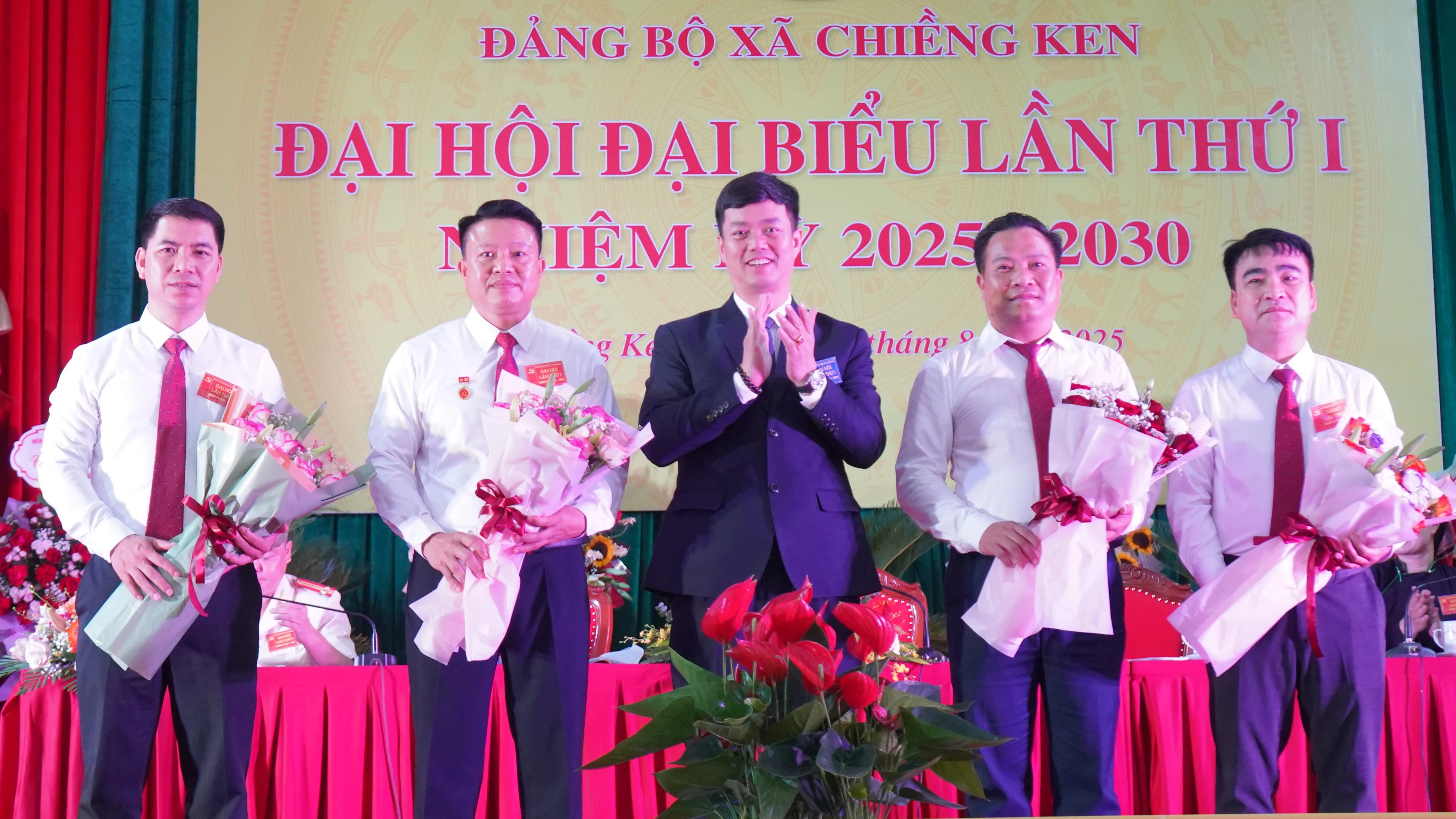 dong-chi-nguyen-minh-toan-uvbtv-tinh-uy-chu-nhiem-ubkt-tinh-uy-tang-hoa-chuc-mung-ubkt-dang-uy-xa.jpg