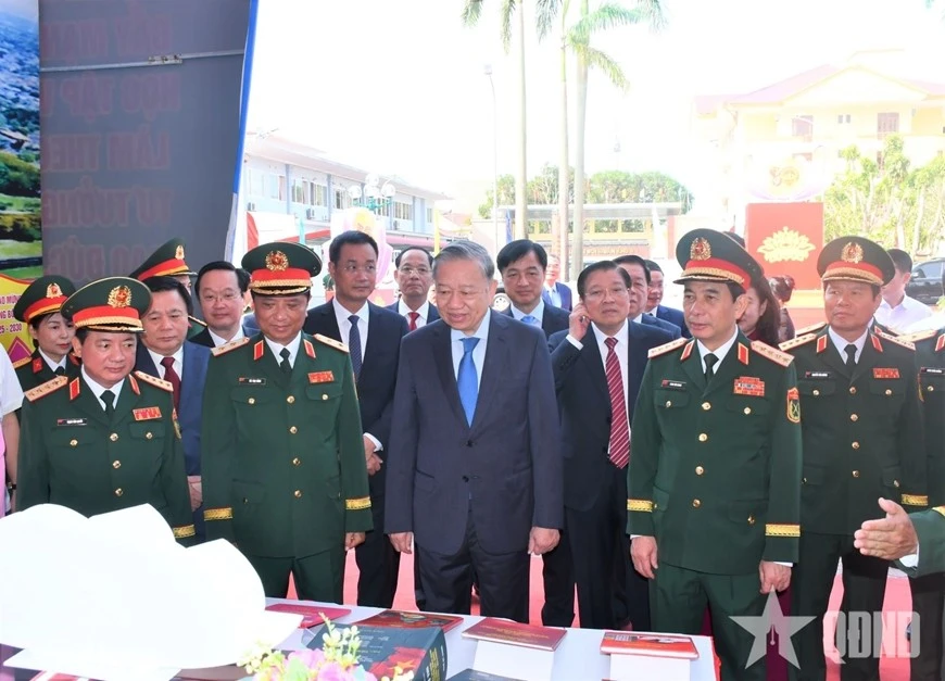 Tổng Bí thư Tô Lâm và các đại biểu tham quan trưng bày, triển lãm 80 năm LLVT Quân khu 4 xây dựng, chiến đấu và trưởng thành.