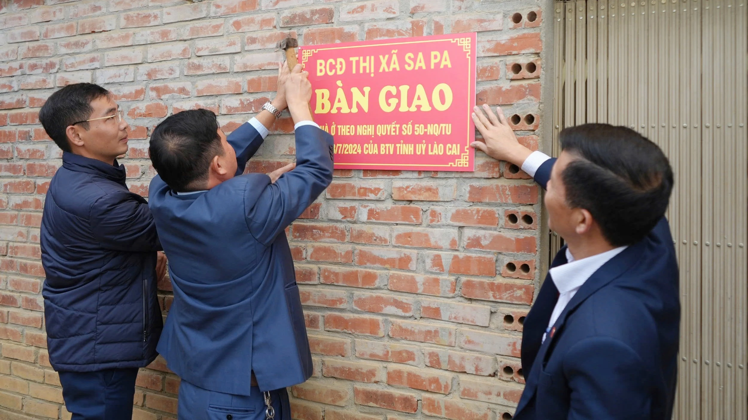 ban-giao-va-treo-bien-nha-cho-ho-gia-dinh-ba-chao-may-coi-thon-sa-seng-xa-ta-phin.jpg
