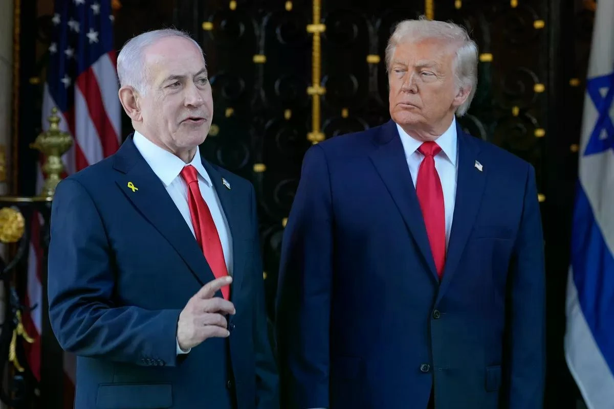 Tổng thống Mỹ Donald Trump lắng nghe Thủ tướng Israel Benjamin Netanyahu phát biểu tại khu nghỉ dưỡng Mar-a-Lago ở Palm Beach, Florida, ngày 29/12/2025.