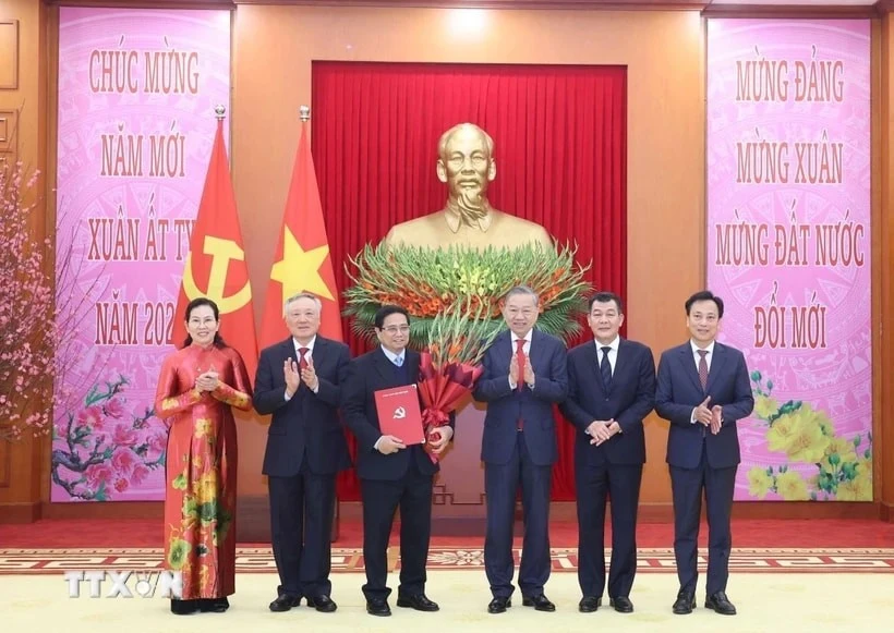 Tổng Bí thư Tô Lâm trao Quyết định thành lập Đảng bộ, tổ chức bộ máy, chức năng nhiệm vụ và chỉ định Bí thư, các Phó Bí thư Đảng ủy Chính phủ nhiệm kỳ 2020-2025.