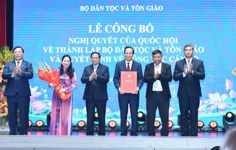 Thủ tướng Phạm Minh Chính trao Nghị quyết của Quốc hội cho tập thể lãnh đạo Bộ Dân tộc và Tôn giáo.