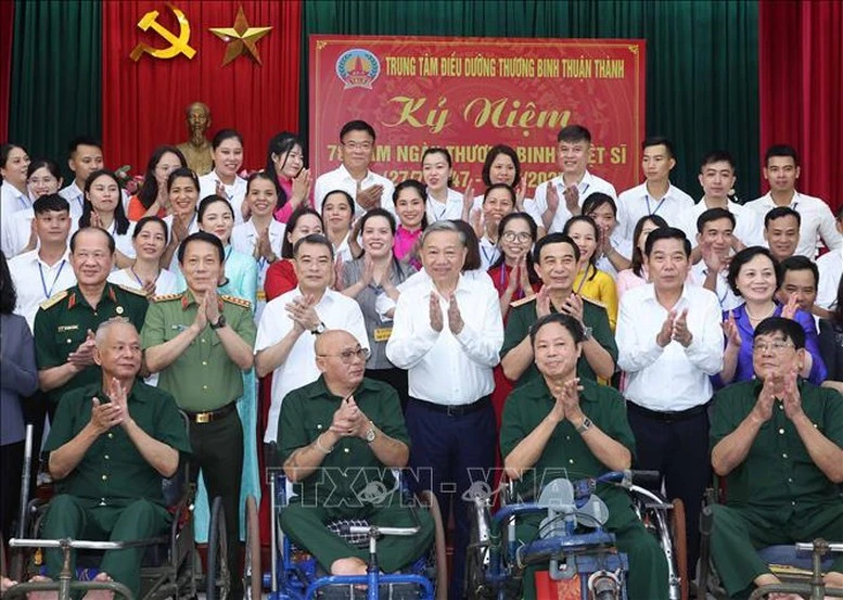 Tổng Bí thư Tô Lâm thăm thương bệnh binh và cán bộ, nhân viên Trung tâm Điều dưỡng thương binh Thuận Thành chiều 15/7/2025.
