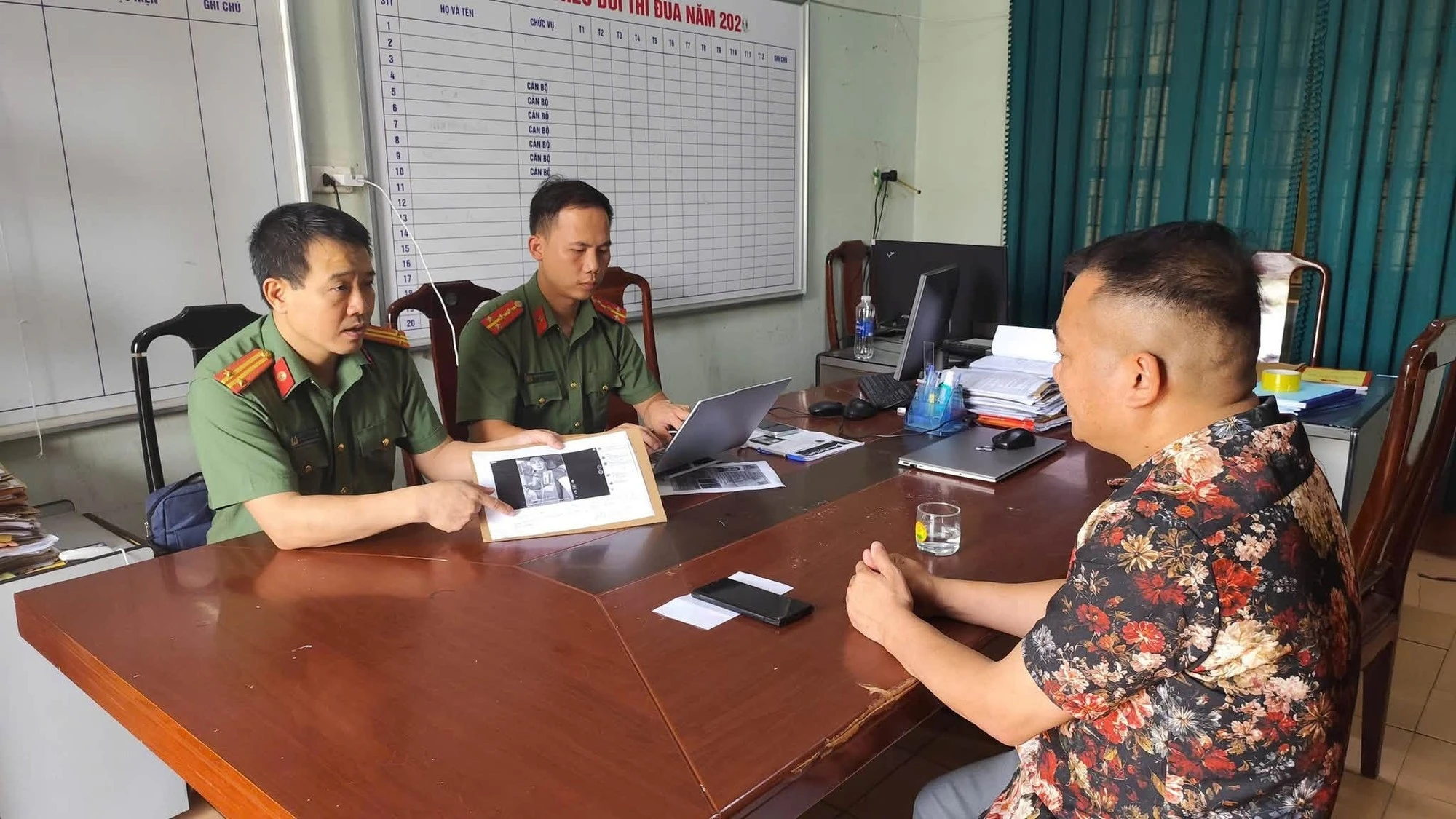 Cơ quan Công an làm việc với trường hợp chia sẻ, bình luận video về vụ việc xảy ra.