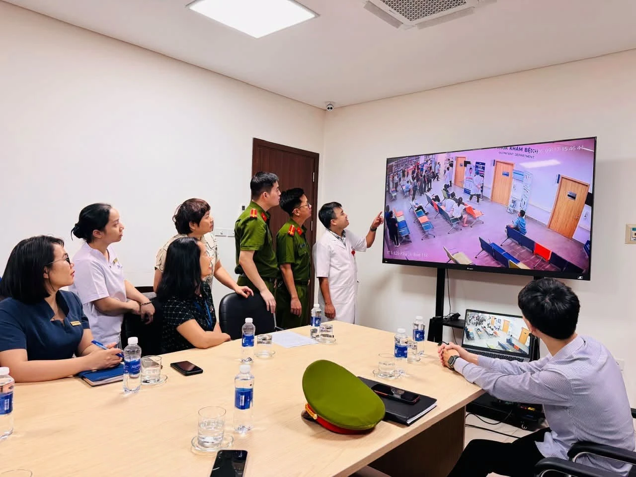 Công an phường Vĩnh Phúc làm việc với Bệnh viện Hữu nghị Lạc Việt, kiểm tra camera ghi lại sự việc xảy ra ngày 17/9.