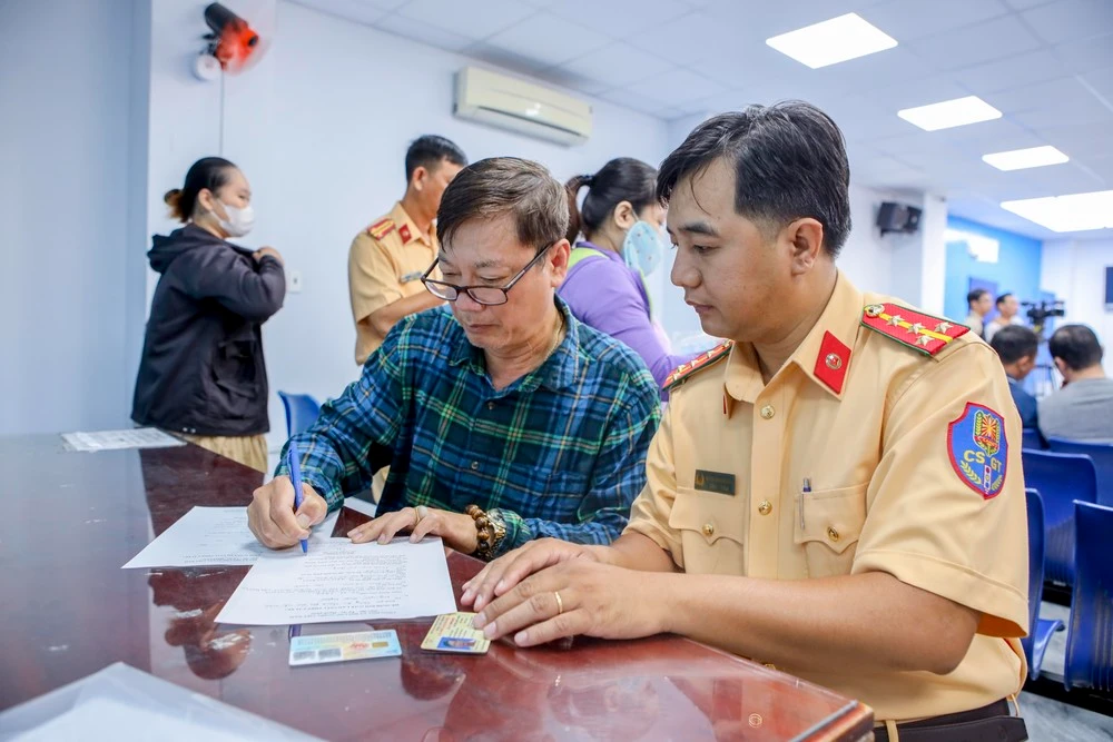 Sau khi sáp nhập tỉnh, nếu có nhu cầu cập nhật địa chỉ mới trên giấy tờ xe, chủ xe có thể thực hiện thủ tục cấp đổi tại cơ quan chức năng có thẩm quyền. Ảnh: NGUYỆT NHI