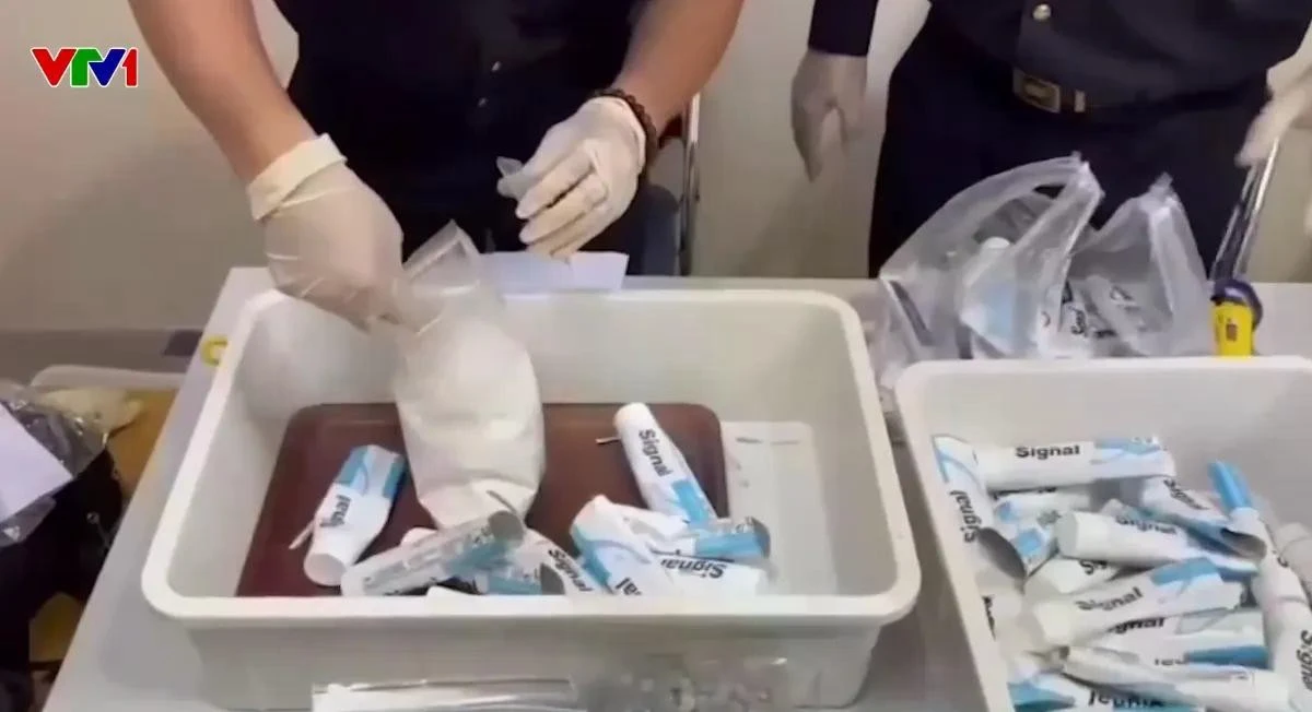 Số ma túy được ngụy trang trong kem đánh răng bị phát hiện tại sân bay Tân Sơn Nhất.