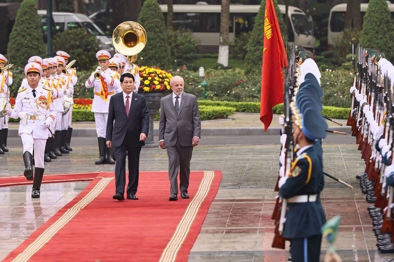Chủ tịch nước Lương Cường và Tổng thống Luiz Inácio Lula da Silva duyệt Đội danh dự Quân đội nhân dân Việt Nam.