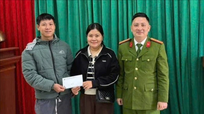 tai-tru-so-cong-an-xa-anh-buong-da-trao-tra-lai-so-tien-chuyen-nham-cho-chi-lan-333.jpg
