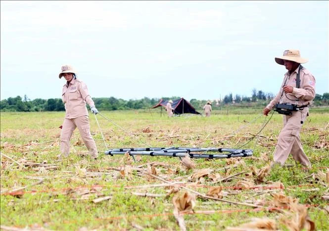 Các thành viên nhóm Cố vấn Bom mìn MAG tiến hành rà phá bom mìn tại xã Đại Trạch (tỉnh Quảng Trị).