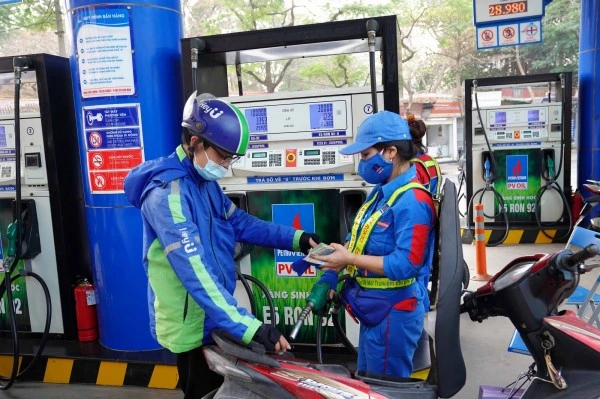 Việc đưa xăng sinh học E10 vào hệ thống phân phối trong tháng 4/2026 được đánh giá khả thi.