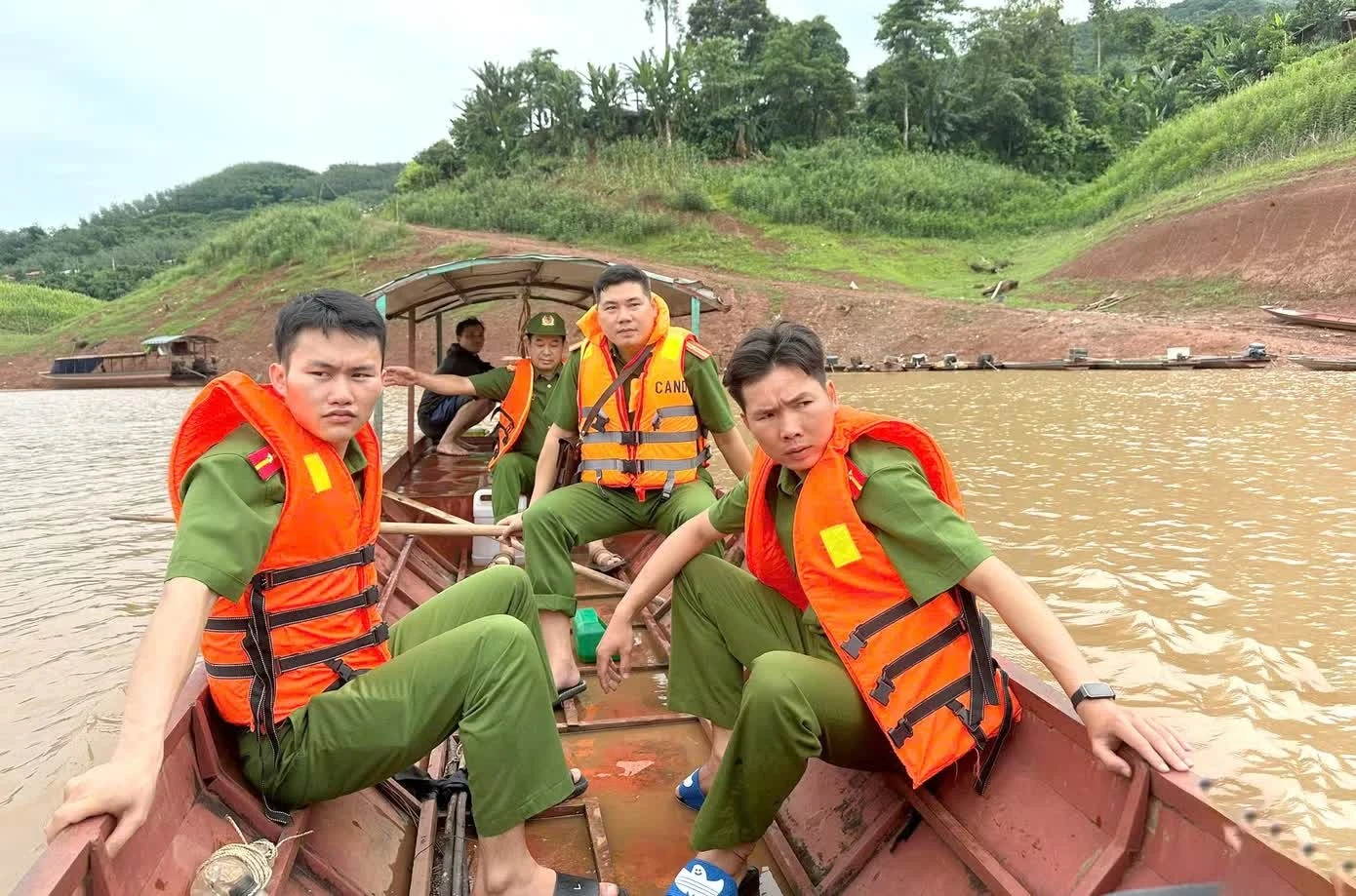 Lực lượng công an tham gia tìm kiếm nạn nhân.