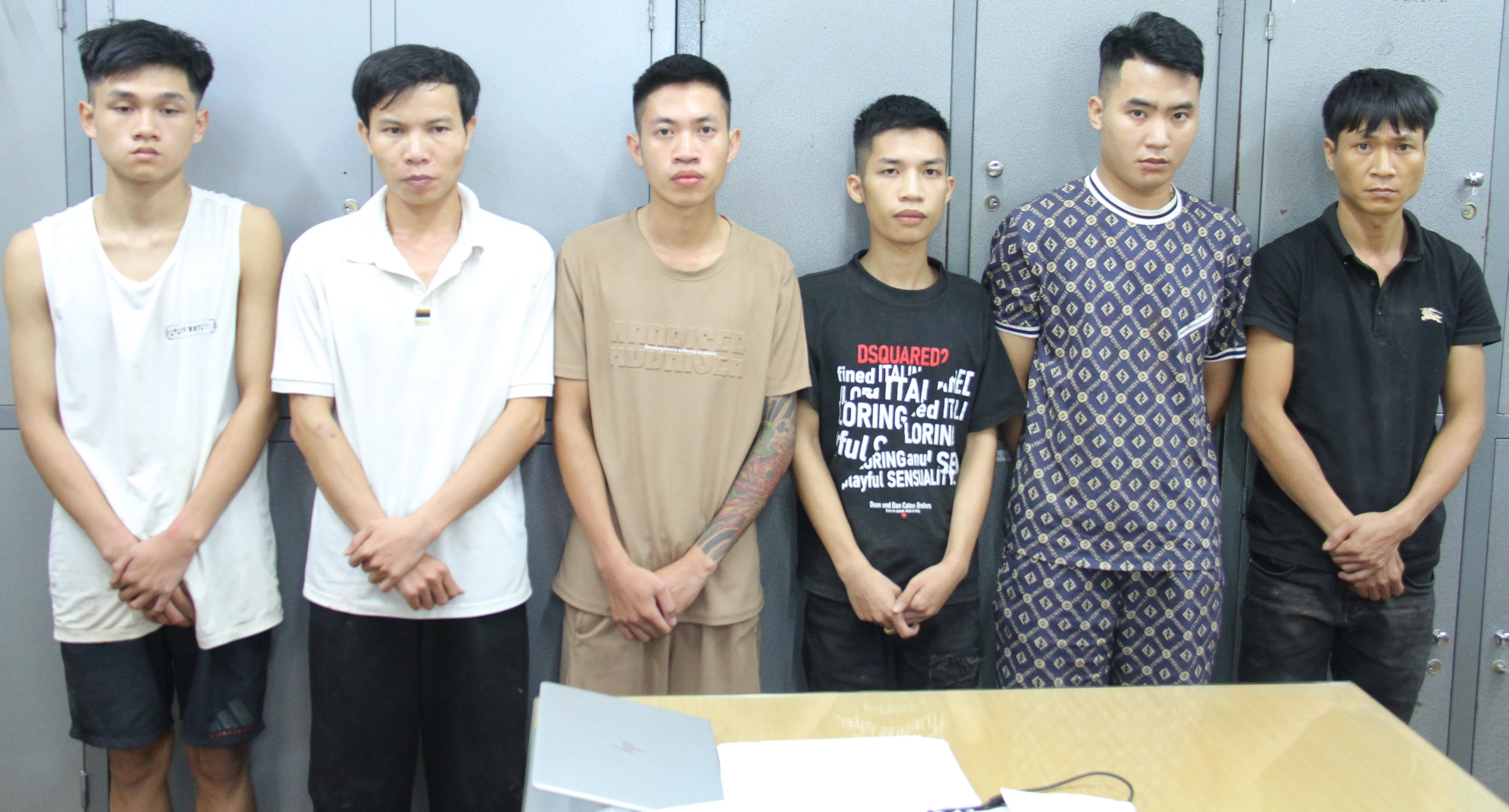 4-cac-doi-tuong-hoang-tuan-anh-hua-van-len-nong-van-que-nong-van-lam-phong-van-khuyen-nong-van-huyen-lan-luot-tu-trai-sang-phai-thuc-hien-nhiem-vu-livetream-cho-giang-va-thu.jpg