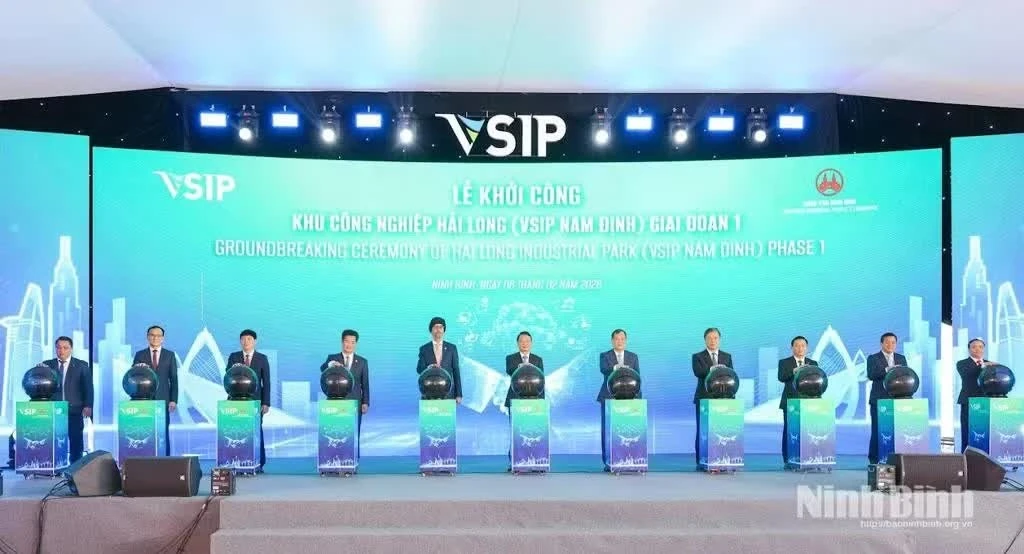 Các đại biểu thực hiện nghi thức bấm nút khởi công Khu công nghiệp Hải Long (VSIP Nam Định) giai đoạn 1 hồi tháng 2/2026.