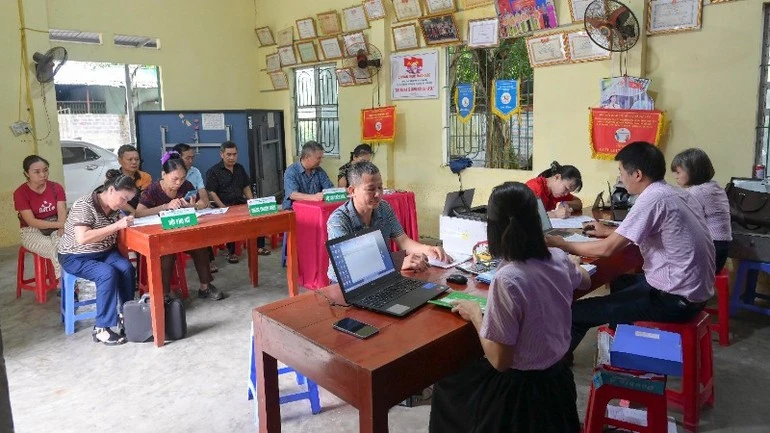 Bà con thôn Giang Đông, phường Cam Đường đang làm thủ tục vay vốn của Ngân hàng chính sách xã hội.