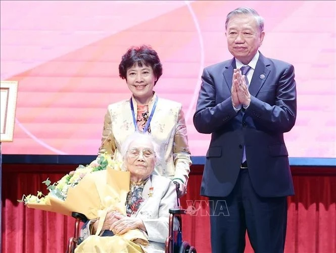 Tổng Bí thư Tô Lâm trao danh hiệu Anh hùng Lao động cho đồng chí Nguyễn Thị Bình, nguyên Ủy viên Trung ương Đảng, nguyên Phó Chủ tịch nước, nguyên Bộ trưởng Ngoại giao Chính phủ cách mạng lâm thời Cộng hòa miền nam Việt Nam.