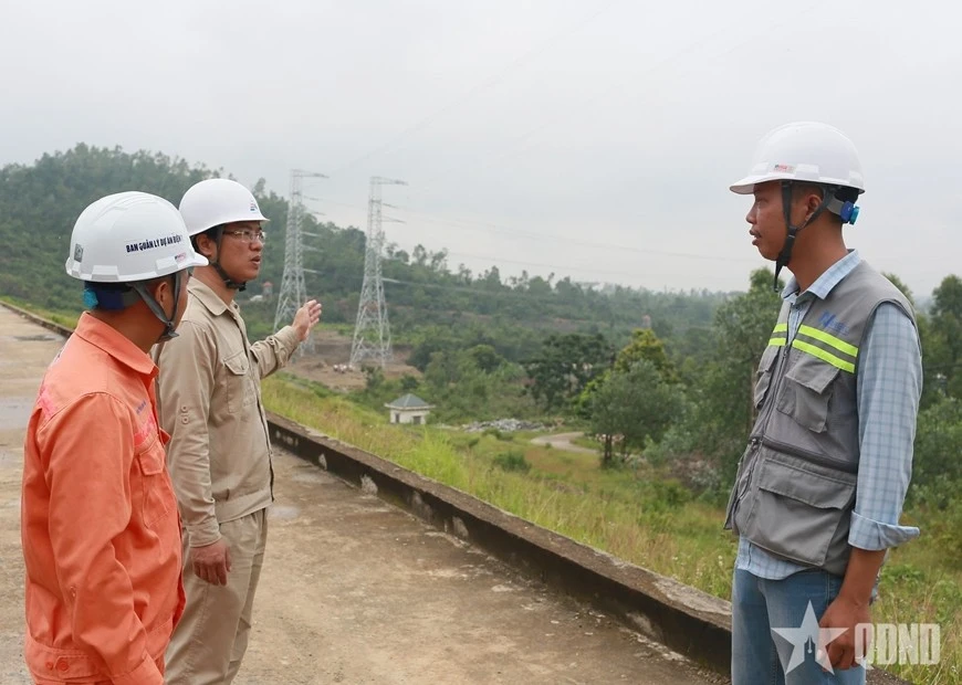 Cán bộ của EVN phối hợp với nhà thầu kiểm tra, giám sát chặt chẽ tại các vị trí thi công.