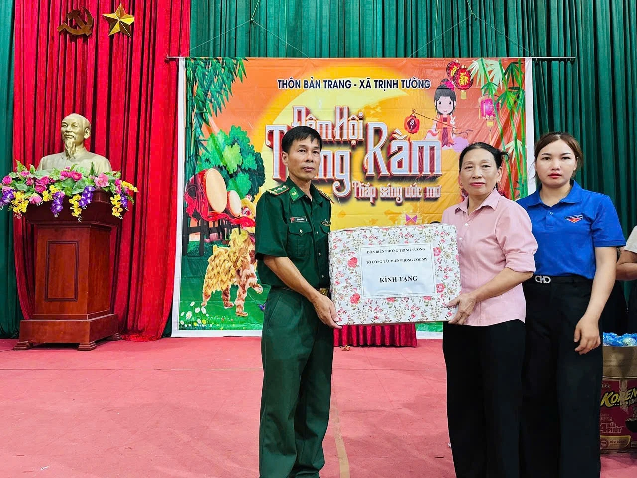 5-tang-qua-cho-cac-em-nho-thon-bien-gioi-ban-trang.jpg