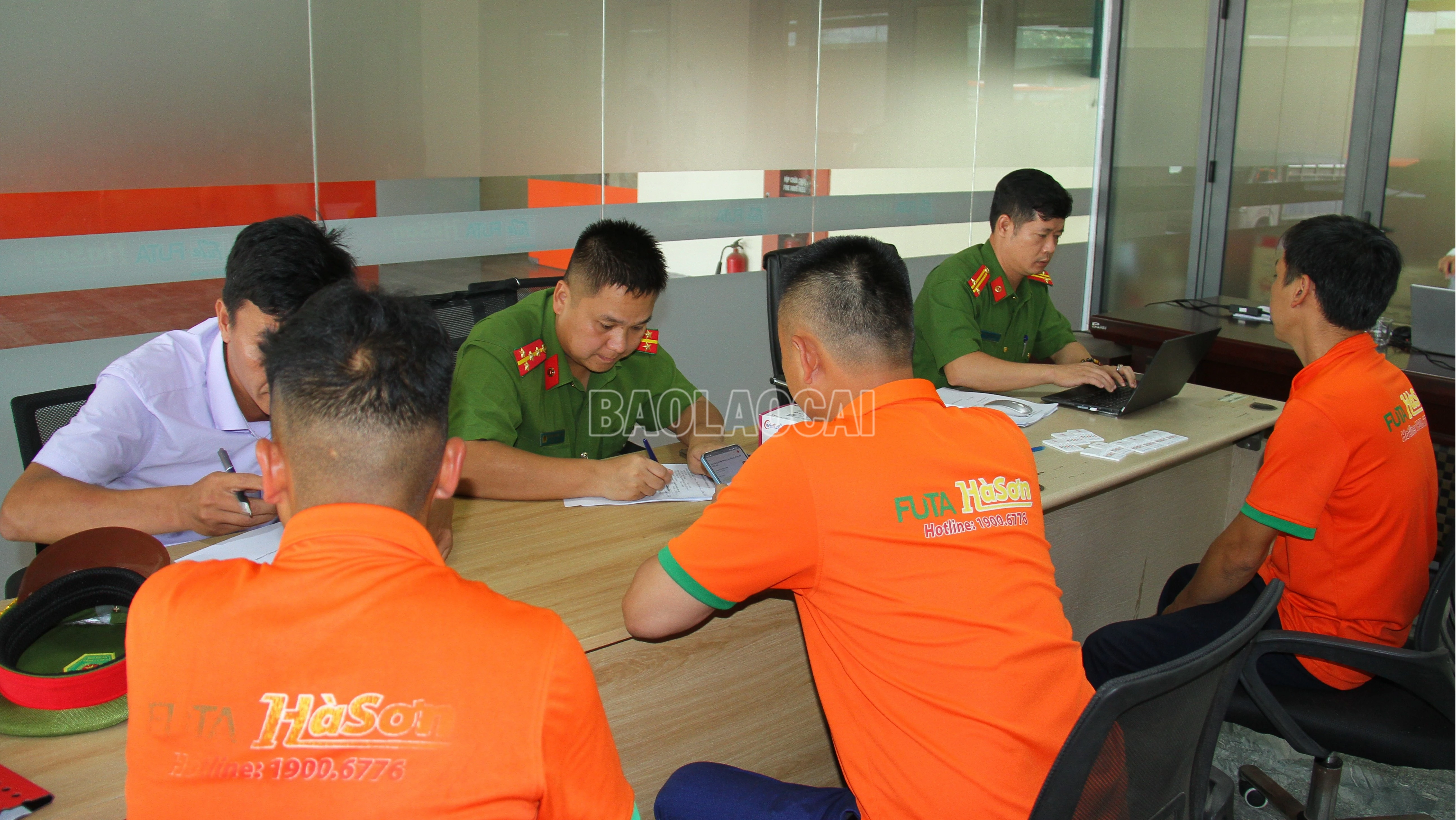 baolaocai-c_anh-1-cong-an-phuong-test-ma-tuy-doi-voi-cac-lai-xe-phu-xe-tai-ben-xe-trung-tam-lao-cai-2-7982.jpg
