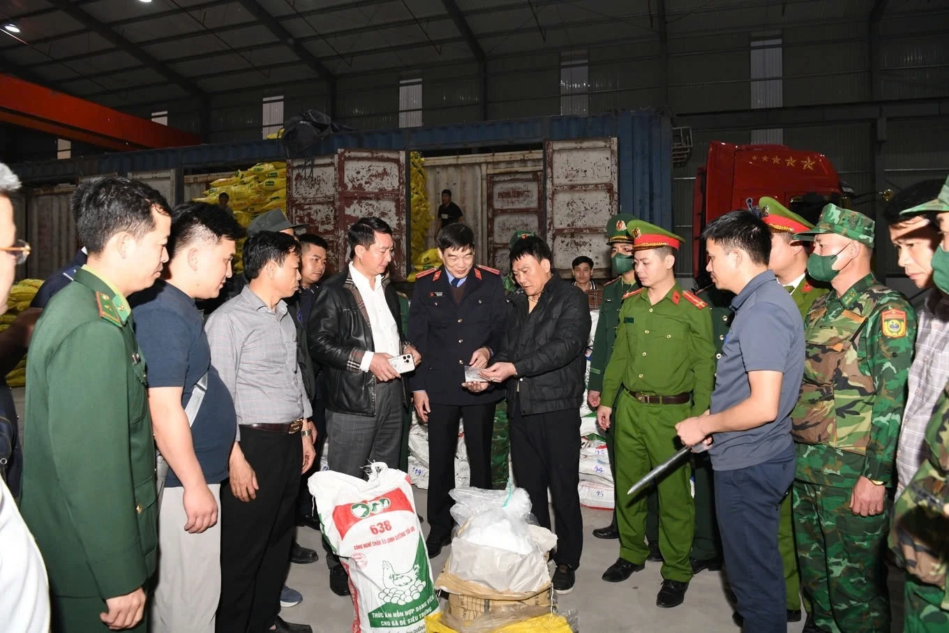 Một số thành viên ban chuyên án bên tang vật thu giữ được