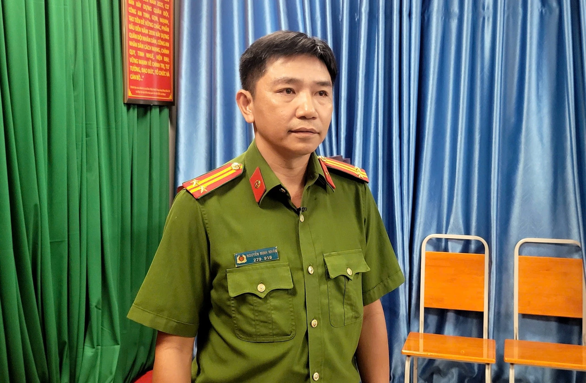 Trung tá Nguyễn Minh Nhân, cán bộ Công an phường Đức Nhuận, trao đổi về vụ việc.
