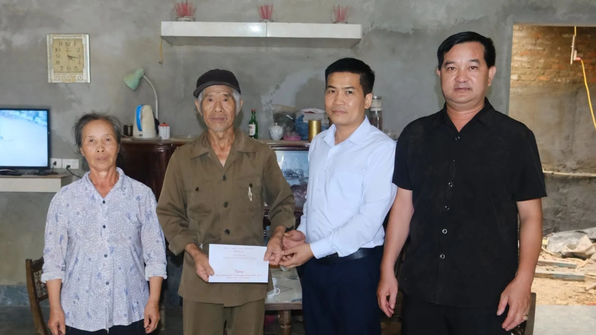 dong-chi-nguyen-tien-luong-uy-pho-chu-tich-hdnd-xa-tham-tang-qua-ong-san-seo-san-sinh-nam-1960-ti-le-thuong-tat-21-thon-sang-chai-1502.jpg